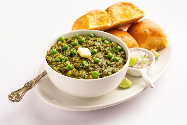 Hariyali 녹색 Pav bhaji는 잎이 많은 채소를 사용하여 만든 전통적인 pav bhaji의 변형입니다.