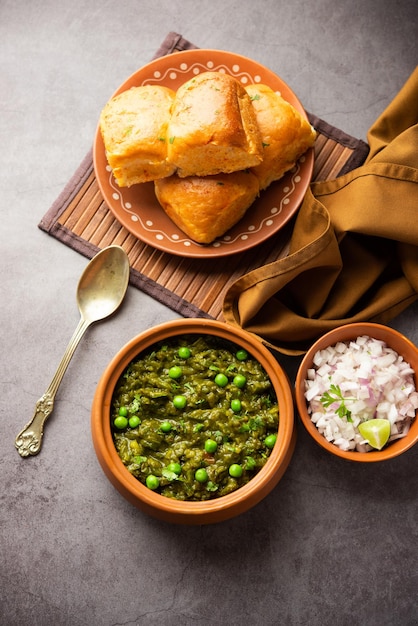 Hariyali 녹색 Pav bhaji는 잎이 많은 채소를 사용하여 만든 전통적인 pav bhaji의 변형입니다.