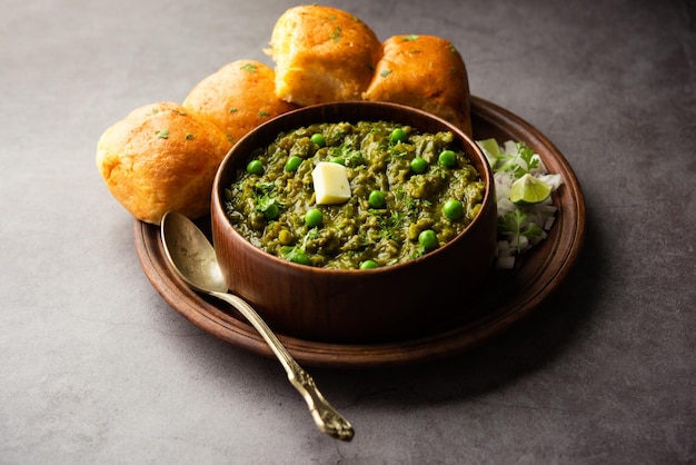 Hariyali groene Pav bhaji is een variatie op een traditionele pav bhaji gemaakt met bladgroenten