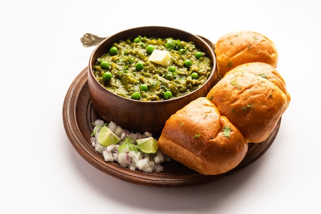 Hariyali groene Pav bhaji is een variatie op een traditionele pav bhaji gemaakt met bladgroenten