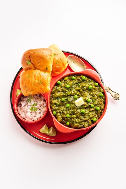 Hariyali groene Pav bhaji is een variatie op een traditionele pav bhaji gemaakt met bladgroenten