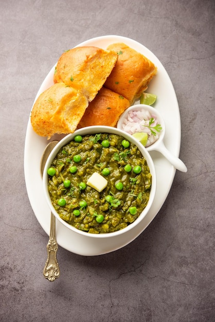 Hariyali groene Pav bhaji is een variatie op een traditionele pav bhaji gemaakt met bladgroenten