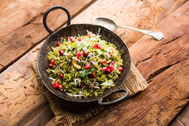 Hariyali Poha, Green Masala Pohe 또는 납작한 쌀을 그릇에 담아 선별적인 초점