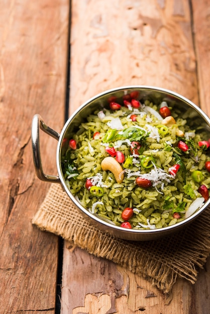 Hariyali Poha, Green Masala Pohe 또는 납작한 쌀을 그릇에 담아 선별적인 초점