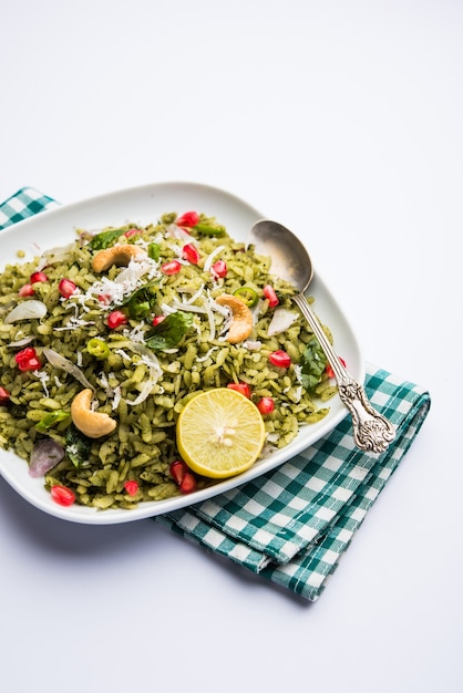 Hariyali Poha, Green Masala Pohe 또는 납작한 쌀을 그릇에 담아 선별적인 초점