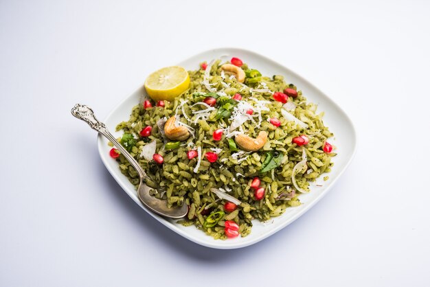 Hariyali Poha, Green Masala Pohe 또는 납작한 쌀을 그릇에 담아 선별적인 초점