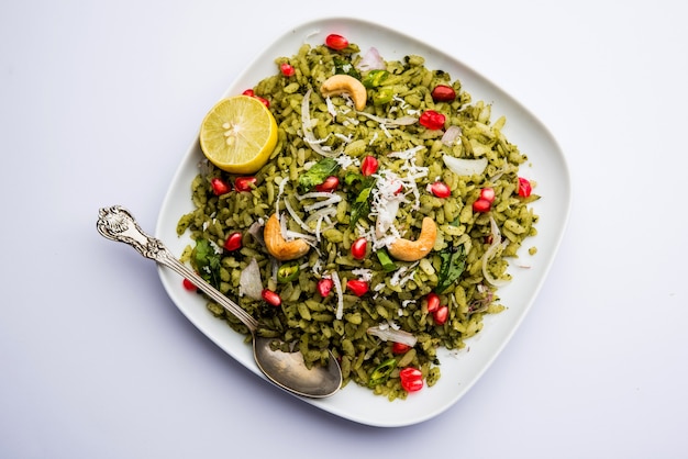 Hariyali Poha, Green Masala Pohe 또는 납작한 쌀을 그릇에 담아 선별적인 초점