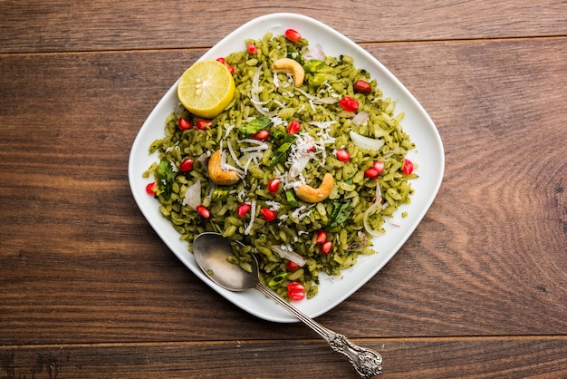 Photo hariyali poha, green masala pohe or flattened rice served in a bowl, selective focus