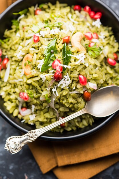 Hariyali Poha, Groene Masala Pohe of afgeplatte rijst geserveerd in een kom, selectieve focus