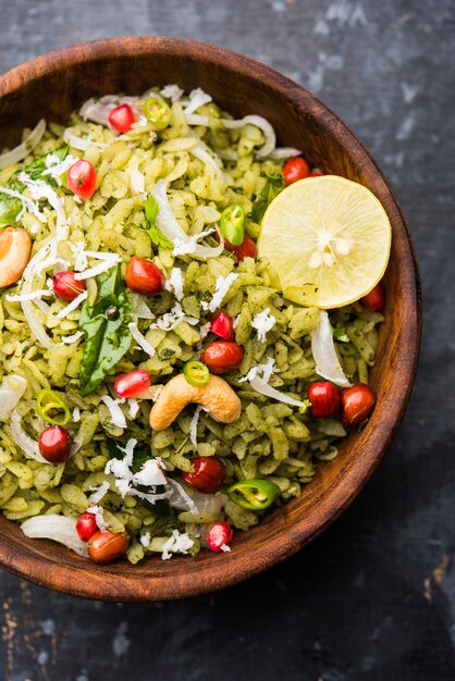 Hariyali Poha, Groene Masala Pohe of afgeplatte rijst geserveerd in een kom, selectieve focus