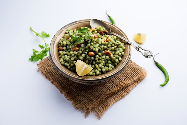 Hariyali sabudana khichdi는 실란트로, 고추 및 땅콩을 사용하여 만든 일반 Sago khichadi를 맛있게 변형한 것입니다.