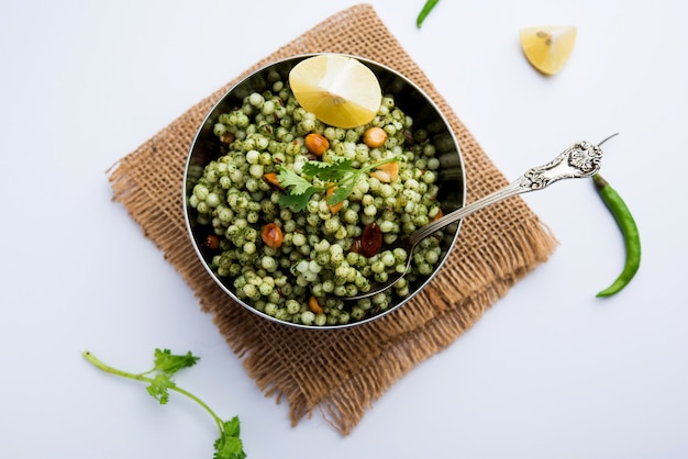 Hariyali sabudana khichdi는 실란트로, 고추 및 땅콩을 사용하여 만든 일반 Sago khichadi를 맛있게 변형한 것입니다.