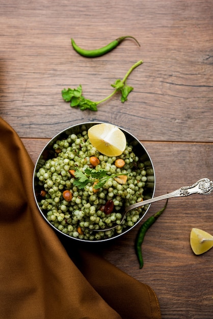 Hariyali sabudana khichdi는 실란트로, 고추 및 땅콩을 사용하여 만든 일반 Sago khichadi를 맛있게 변형한 것입니다.