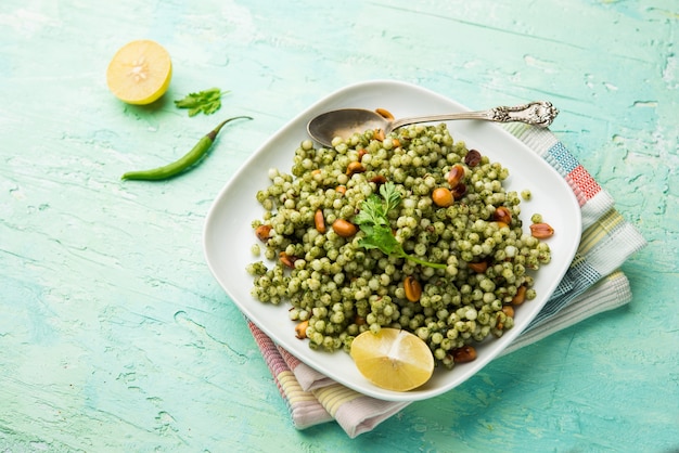 Hariyali sabudana khichdi는 실란트로, 고추 및 땅콩을 사용하여 만든 일반 Sago khichadi를 맛있게 변형한 것입니다.