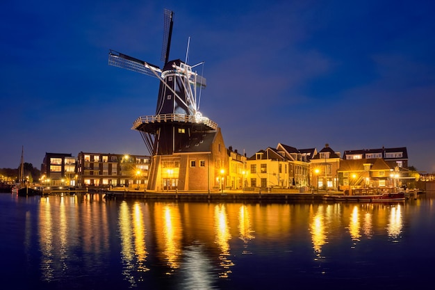 Photo harlem landmark windmill de adriaan on spaarne river harlem