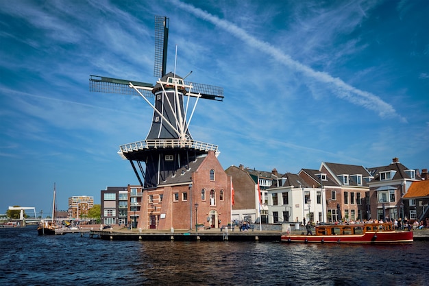 Mulino a vento punto di riferimento di harlem de adriaan sul fiume spaarne. harlem,