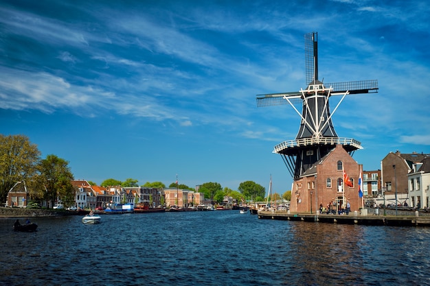 Harlem landmark windmolen De Adriaan aan het Spaarne. Harlem,