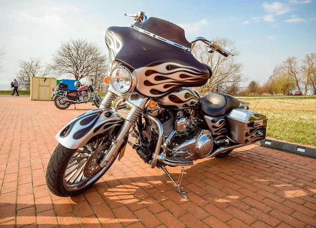 Foto harley davidson-motorfietsen buiten op een zonnige dag