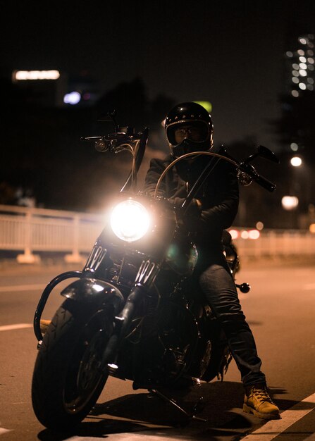 Foto harley davidson di notte