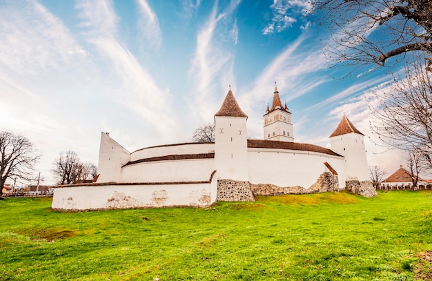 Харман Румыния Укрепленная старая саксонская церковь туристическая достопримечательность в средневековой Трансильвании