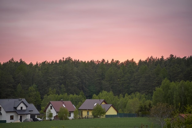 Harmonie in de natuur boeiende foto van een modern huisje dat de rust van het plattelandsleven omarmt mooi huis in de natuur foto van de buitenkant van een moderne huisje