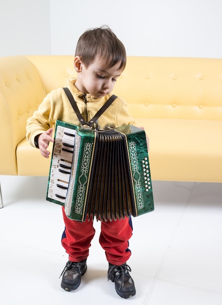 Harmonie spelen door een kleine jongen