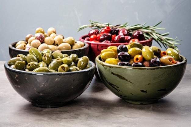 Harmonie van mediterrane delicatessen Een schilderachtige weergave van diverse olijven op een boeiend grijs canvas