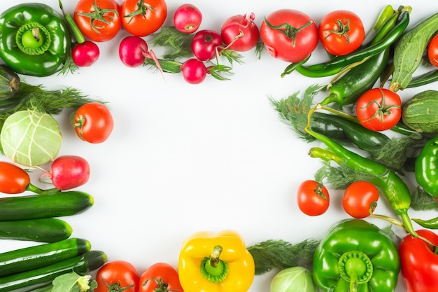 Foto armonia su tela carta bianca in mezzo a una sinfonia di verdure fresche che creano un'immagine