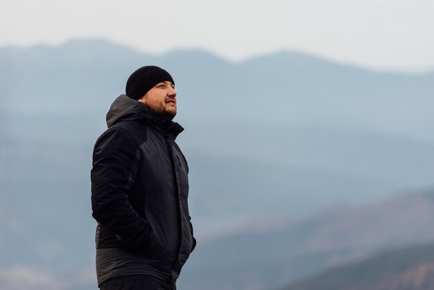 人と自然の調和。ハイキングと山旅行