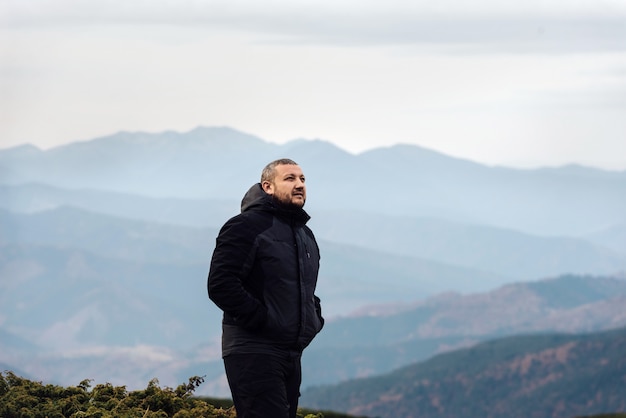 Foto armonia tra uomo e natura. escursioni e viaggi in montagna