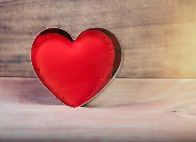 hart binnen hart voor valentijnsdag op houten achtergrond