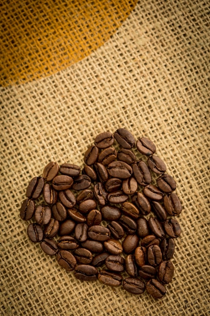 Hart gemaakt van gebrande koffiebonen
