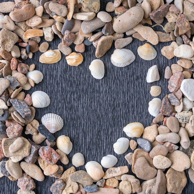 Foto hart gemaakt van zeeschelpen en grind boven hout