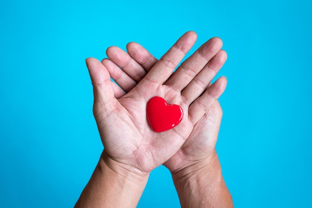 Hart gezondheid concept Rode hartvorm op de palm van de hand