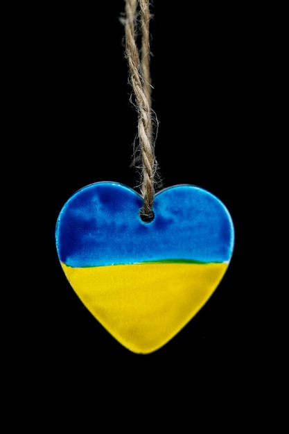 Hart in de kleuren van de vlag van Oekraïne Zwarte achtergrond