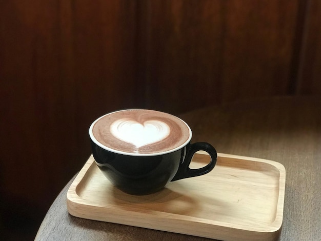 Hart latte art op koffiekopje