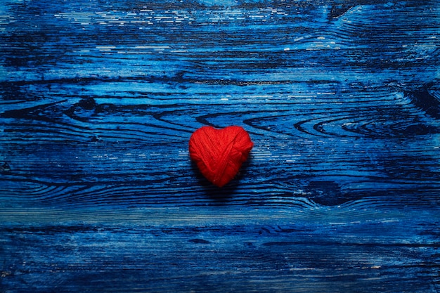 Hart op blauwe houten achtergrond. liefde. valentijnsdag.