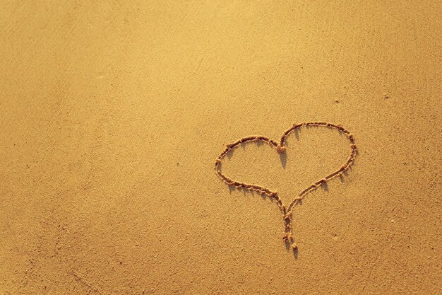 Hart op strand met zonsondergang Kopieer ruimte