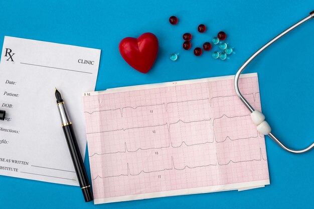 Hart, stethoscoop, cardiogram, apotheekbon en tabletten zijn gemarkeerd op een blauwe achtergrond