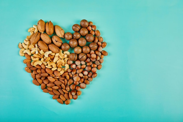 Hart van Geassorteerde noten Rijk aan mineralen en veganistische eiwitten vitaminen en antioxidanten immuunsysteem stimuleren Gezonde voeding rijk aan zinkmagnesium Love nuts