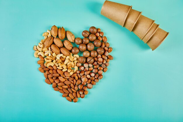 Hart van Geassorteerde noten Rijk aan mineralen en veganistische eiwitten vitaminen en antioxidanten immuunsysteem stimuleren Gezonde voeding rijk aan zinkmagnesium Love nuts