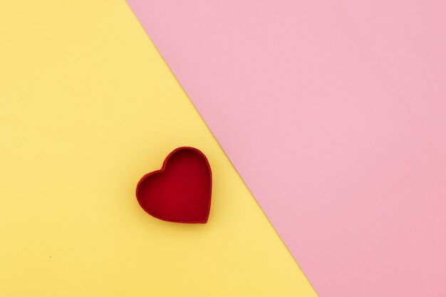 Hart vorm geschenkdoos op gele en roze achtergrond