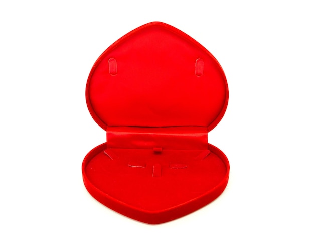 Hart vorm rood fluwelen sieraden doos geïsoleerd op een witte achtergrond