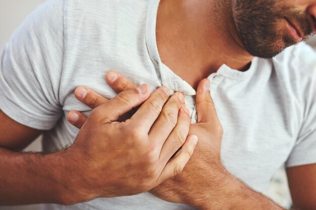 Hartaanval, hart- en vaatziekten en man met pijn op de borst, ziekte of ontsteking bij hem thuis medische spoedeisende gezondheidszorg en close-up van mannelijke persoon met hartstilstand en letsel bij hem thuis