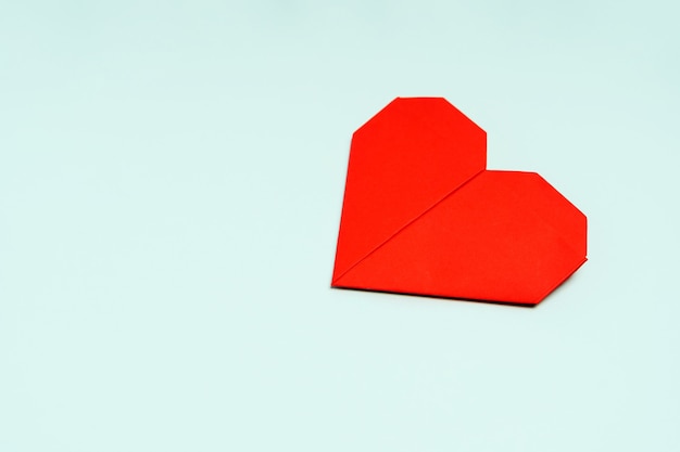 Harten gemaakt van gekleurd origami papier op een achtergrond Bovenaanzicht en plaats voor tekst love concept