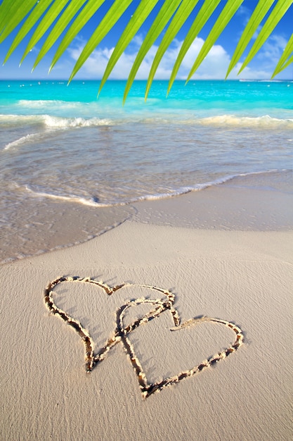 Harten in liefde geschreven in Caribisch strandzand