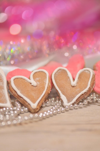 Hartenkoekjes gebakken Valentijnsdag in retro stijl Peperkoek handgemaakte ornamenten op tafel