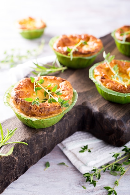 Hartige cheddar kaas en prei miniquiches