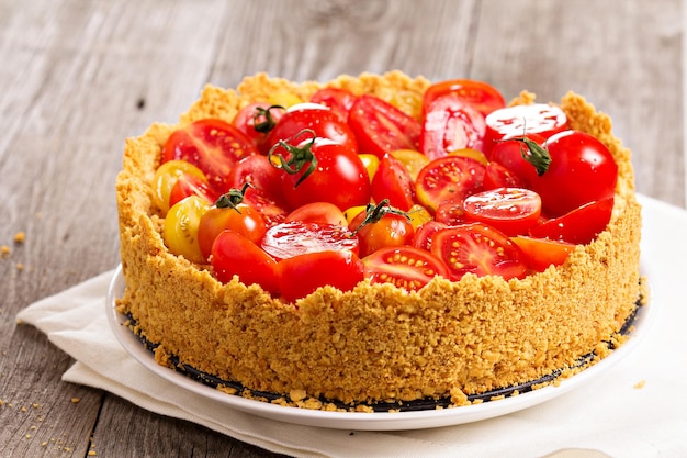 Foto hartige cheesecake met tomaten