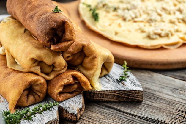 Hartige crêpe rolt gevulde pannenkoeken met gemalen vlees vulling Traditionele Maslenitsa festivalmaaltijd op houten achtergrond